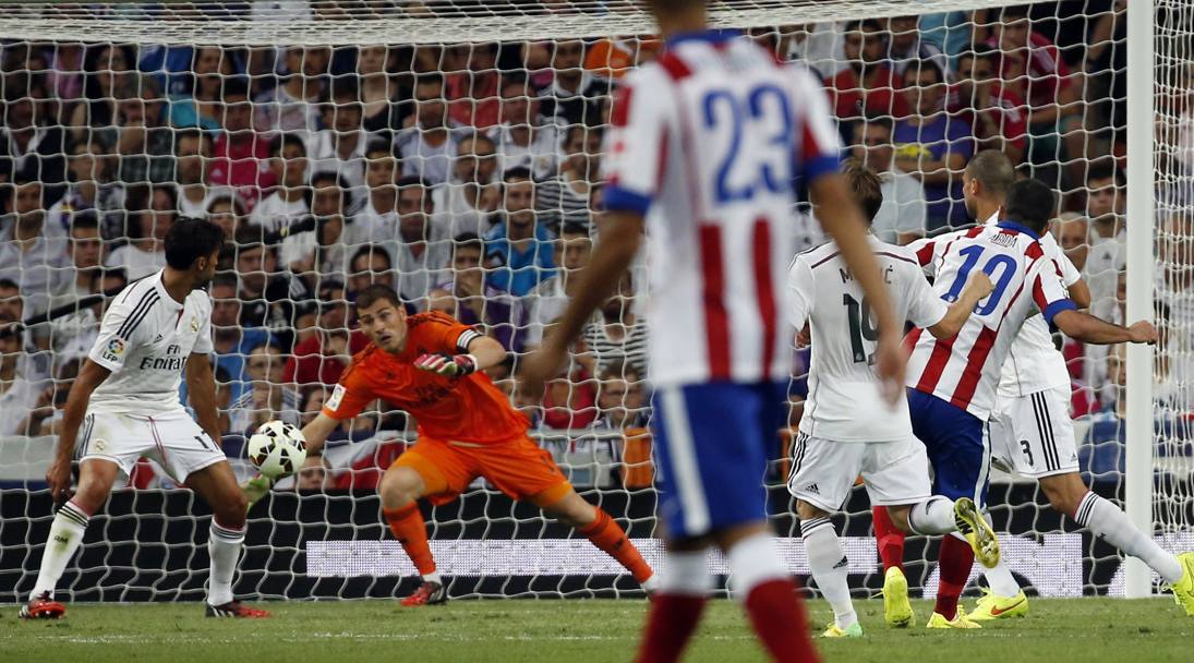 Nella ripresa l&#39;Atletico va di nuovo avanti: Arda Turan sorprende Casillas. Reuters